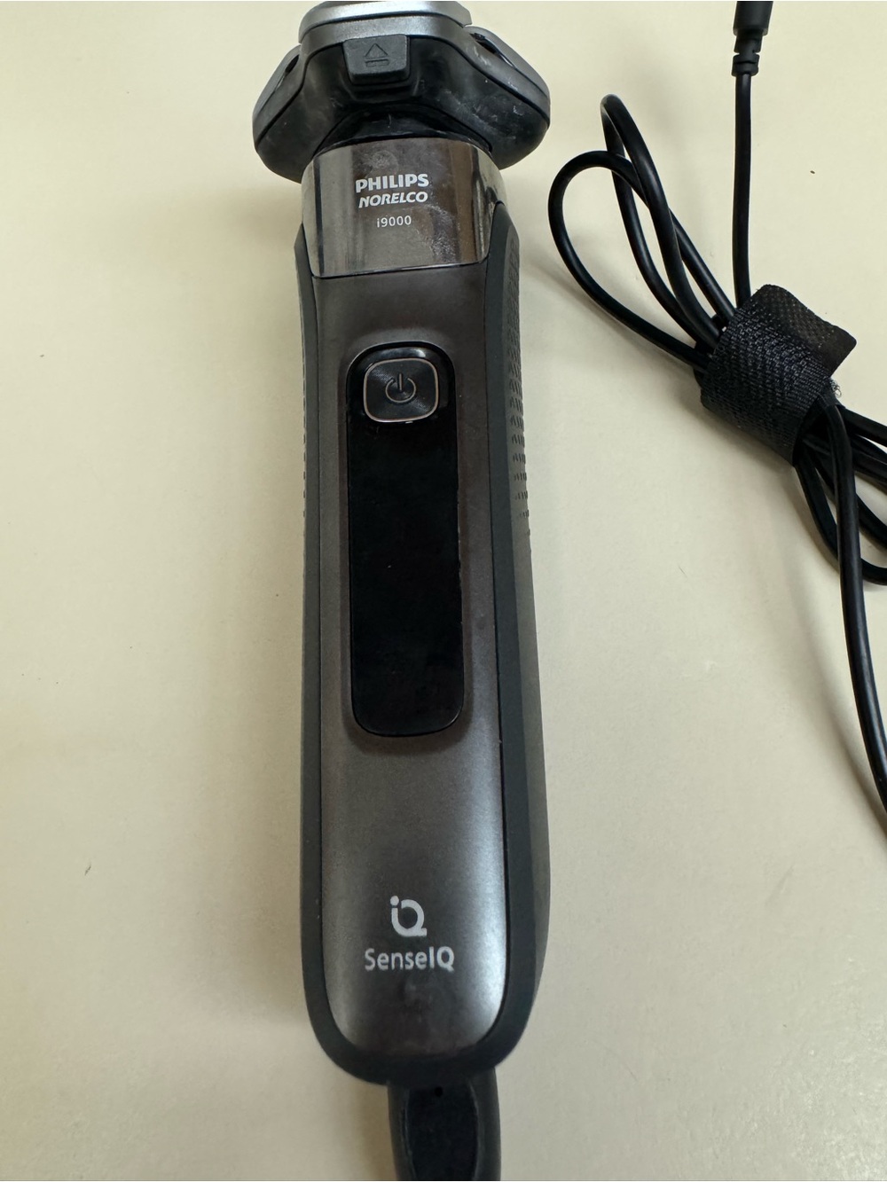 Philips Norelco i9000  SenseIQ Electric Shaver in Black and Silver
